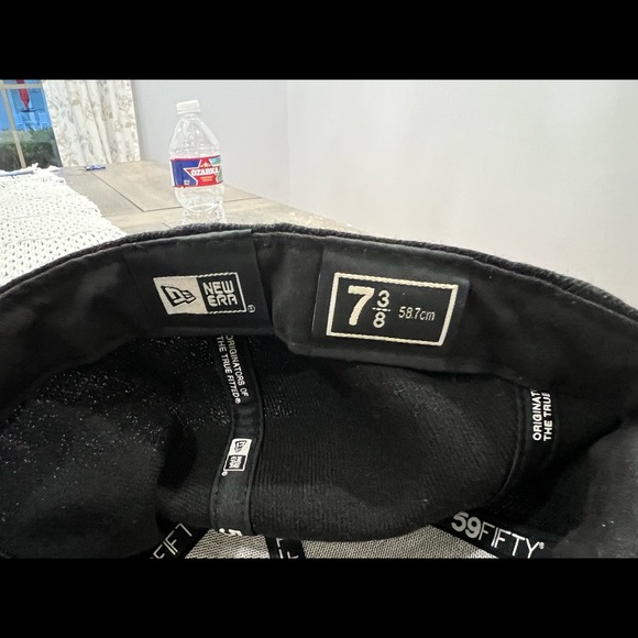 New Era MEDALLED Black Fitted Hat 7 3/8 used excellent condition - Picture 4 of 4